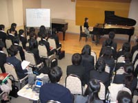伊賀あゆみさんが会社説明会でピアノ演奏