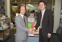 由良佳久先生（左）とヤマハ千葉店の吉田鎮雄氏（右）