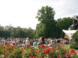 ワジェンキ公園では5~9月の毎週日曜日に野外コンサートが行われる。