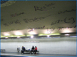 Sorbonne駅。ラシーヌ、パスカル、モリエール等、歴史に名を残した文学者、哲学者、政治家などの署名のモザイクが、天井に飾られている。