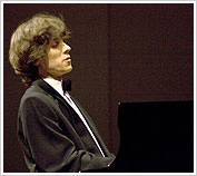 ラファウ・ブレハッチはショパンの24の前奏曲、ドビュッシーの版画などを演奏。