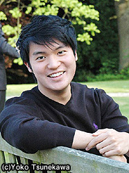 優勝したRay Chenさん（20歳）、La　Chapelle Musicaleの庭園にて。