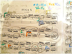翁康介くんが2008年ピティナコンペ全国大会直前のレッスンの書き込み楽譜だ。どんな曲も、全てオーケストラの楽器に置き換えて考えていく。