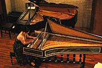 目白バロックステップでは、J.S.バッハの「パルティータ第４番よりアルマンド、クーラント」を、チェンバロとピアノで演奏された。