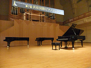ステージ上のピアノ