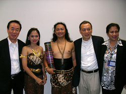左より茂田副会長、インドネシアのダンサー、チェン事務局長、インドネシア代表