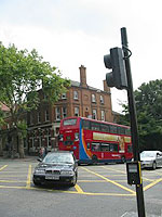 教会前、ロンドン名物二階建バス