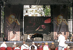 091006Enescu_001Pleinair_youngpianist.jpg