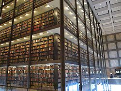 バイネキ稀覯本図書館（Beinecke Rare Book and Manuscript Library）。モダンなインテリアと古書の組み合わせが印象的である。