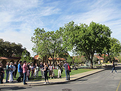 未来の学生たち？スタンフォード大には 世界各国から見学者が続々訪れる。