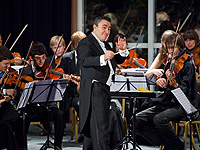 ヴェンゲーロフ氏がMusica Mundiオーケストラを指揮。
