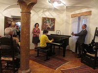 レセプションでは6名の受講生が5分ずつ小品を披露した。写真はスカルラッティを弾くフェデリコ・コッリさん。両端は古城のオーナーご夫妻。