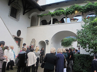 ミケランジェリが住んでいた古城パシュバッハ（Schloss Paschbach）の玄関で、地元のお客様を迎えて会長がスピーチ。