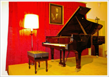 内回廊に設置されたピアノ